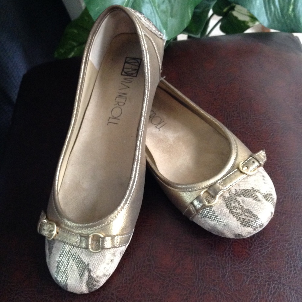 Via Neroli Gold Flat Shoes